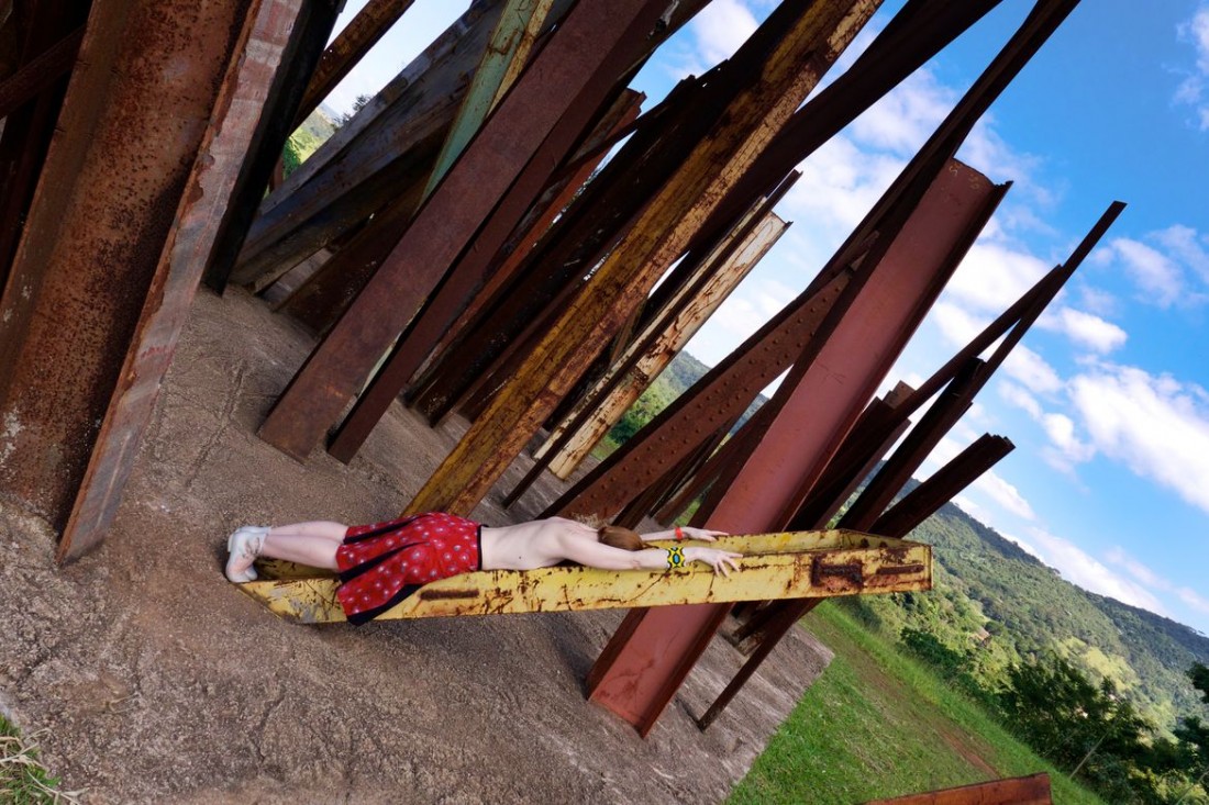 Cécile Proust dans l'oeuvre de Chris Burden au centre d'Art d'Inhotim