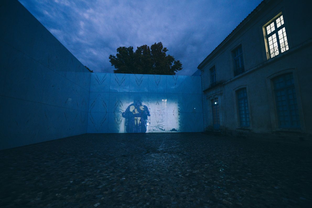 Screening of "Yasuka, le samourai noir" by Native Maqari and Simon Rouby at the Viva Villa festival, at the Collection Lambert. Photograph by Louise Quignon / Hans Lucas. 
Projection de "Yasuka, le samourai noir" de Native Maqari et Simon Rouby au festival Viva Villa, a la Collection Lambert. Avignon, 23 octobre 2020. Photographie de Louise Quignon / Hans Lucas.