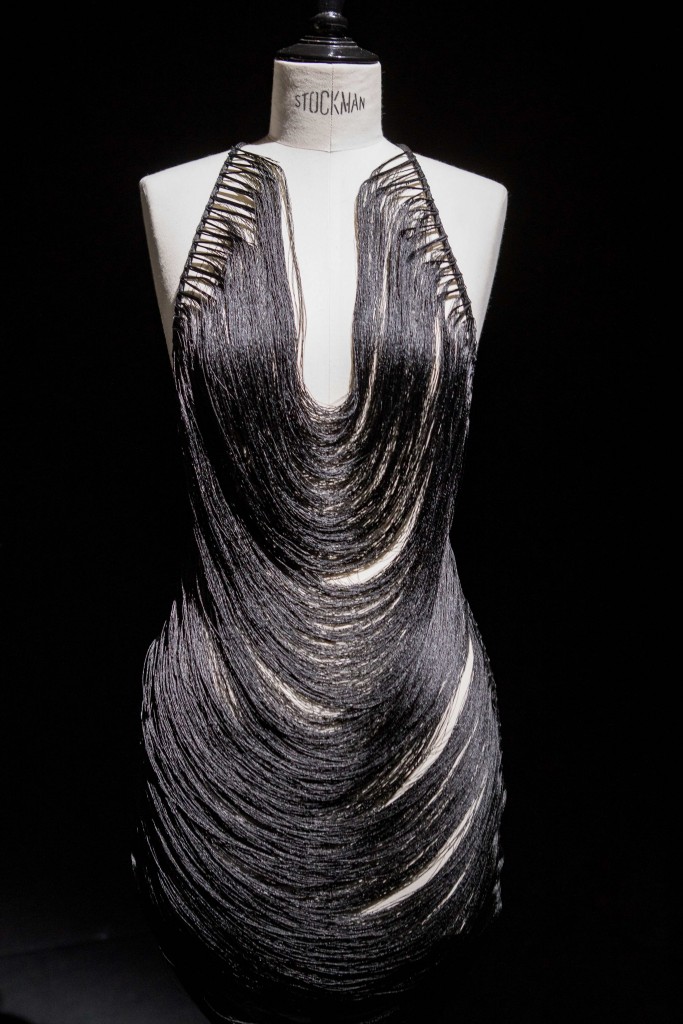 Robe en 1 fil de 100 m tricotissé à la main, 2019 Photo © Mathieu Faluomi© Jeanne Vicerial